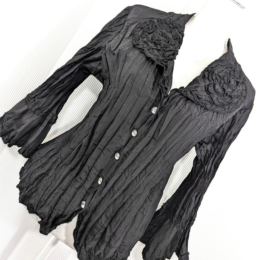 NWOT! AGORA! BLACK CRINKLE CRIMPED, ROSETTE, "DIAMOND" BUTTON BLOUSE! SZ S